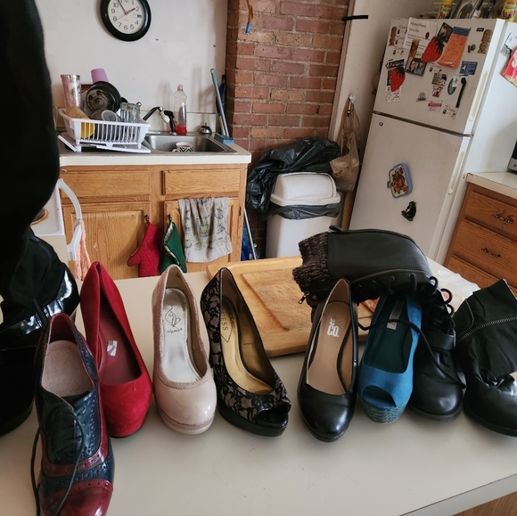 name brand clothes shoes boots purses uniforms a few sizes ask. Electronics - Picture 7 of 16